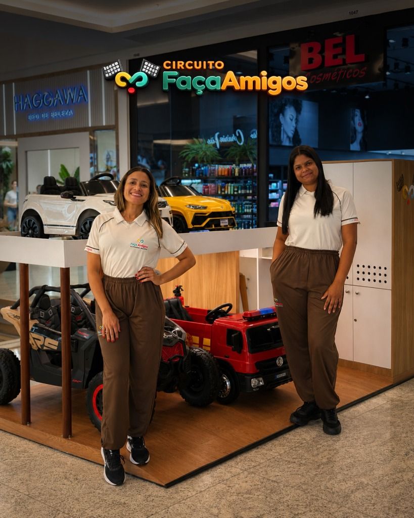 Equipe e carrinhos elétricos do FaçaAmigos Circuito